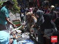 Polisi dan Satpol PP Kewalahan Tertibkan PKL di Jatinegara