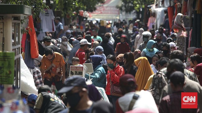 Pengunjung memadati pedagang kaki lima di Pasar Mester, Jatinegara, Jakarta, Rabu, 20 Mei 2020. Menjelang lebaran Idul Fitri, warga mulai mencari kebutuhan pelengkap lebaran. CNNIndonesia/Safir Makki
