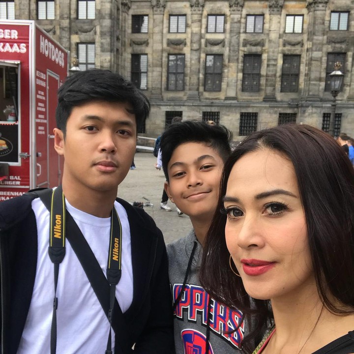 <p>Diah sering dapat pujian 'Mama cantik' karena awet muda. Lihat saja foto Diah bersama kedua anaknya yang mirip kakak dan adik. (Foto: Instagram @diahpermatasari_d_p_s)</p>