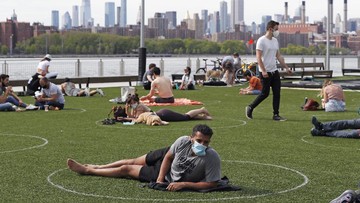 Jaga jarak saat berjemur di taman New York. AP/Kathy Willens