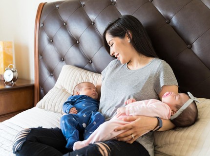 7 Tips Menyusui Bayi Kembar di Waktu yang Sama
