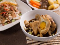 Bikin Laper! Puas Makan Tekwan dan Pempek Dicelup Cuko