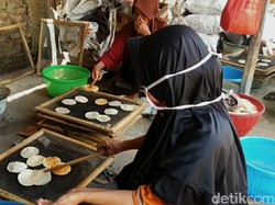 Jelang Lebaran, Omzet Penjual Opak di Sumedang Turun Drastis