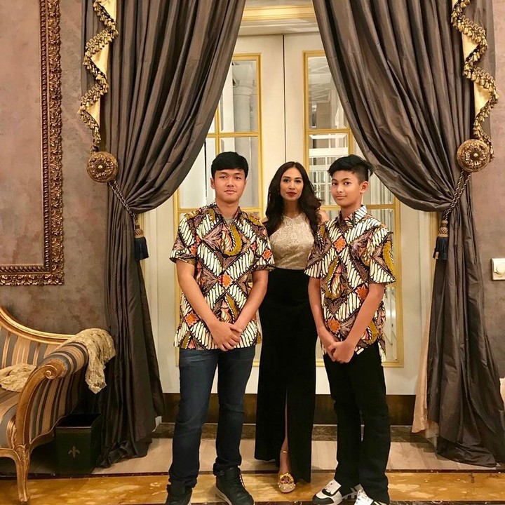 <p>Setuju ya, Bunda? Diah dan kedua putranya yang tampan terlihat kompak banget. (Foto: Instagram @diahpermatasari_d_p_s)</p>