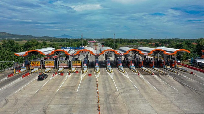 Jalan tol akses Bandara Kertajati di Majalengka resmi dibuka untuk umum. Jalan tol sepanjang 3,7 km itu memiliki 4 lajur untuk dua arah.