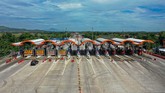 LALU LINTAS DI TOL CIPALI SEPI Kendaraan melintas di pintu Tol Cipali Palimanan, Cirebon, Jawa Barat, Kamis (21/5/2020). Menjelang Lebaran, salah satu titik kepadatan arus mudik di ruas tol Cikopo-Palimanan (Cipali) terpantau sepi dikarenakan adanya larangan mudik dari Pemerintah demi mencegah penyebaran wabah COVID-19. ANTARA FOTO/Nova Wahyudi/nz