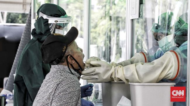 SWAB TEST COVID 19 PT Bank Negara Indonesia (Persero) Tbk (Bank BNI) berkolaborasi dengan jaringan Rumah Sakit Bunda dan JSK Group menggelar swab test Covid-19 secara gratis untuk 30.000 orang di area parkir selatan GBK, Jakarta, Kamis (21/5/2020). CNN Indonesia/Andry Novelino