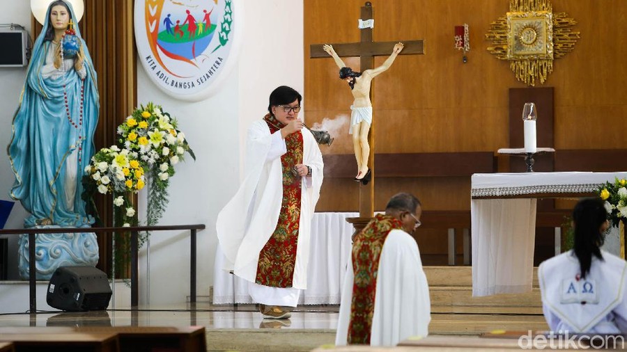 Ibadah Kenaikan Isa Almasih secara online digelar di Gereja San Mare&comma; Bintaro&comma; Tanggerang Selatan&comma; Kamis &lpar;21&sol;5&sol;2020&rpar;&period;
