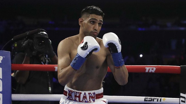 NEW YORK, NEW YORK - APRIL 20: Amir Khan comes out of his corner to fight Terence Crawford during their WBO welterweight title fight at Madison Square Garden on April 20, 2019 in New York City.   Al Bello/Getty Images/AFP