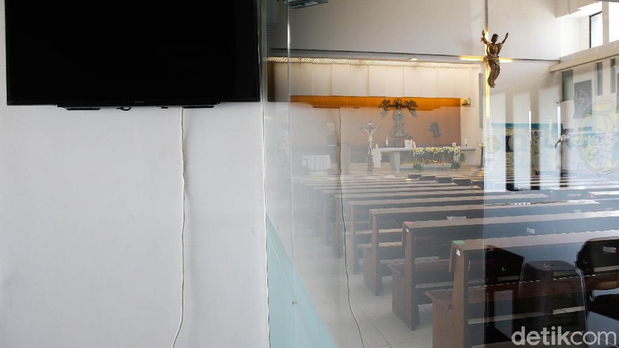 Ibadah Kenaikan Isa Almasih secara online digelar di Gereja San Mare&comma; Bintaro&comma; Tanggerang Selatan&comma; Kamis &lpar;21&sol;5&sol;2020&rpar;&period;