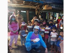 Zack Lee Ajak Putrinya Berbagi Makanan Sambil Kenakan Kostum Lucu