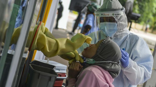 Warga mengikuti test swab COVID-19 pada acara Program BNI Berbagi Swab Test gratis di Jakarta, Rabu (20/5/2020). BNI bekerja sama dengan jaringan Rumah Sakit Bunda dan JSK Group menggelar swab test COVID-19 secara gratis untuk 30.000 peserta. ANTARA FOTO/Muhammad Adimaja/aww.