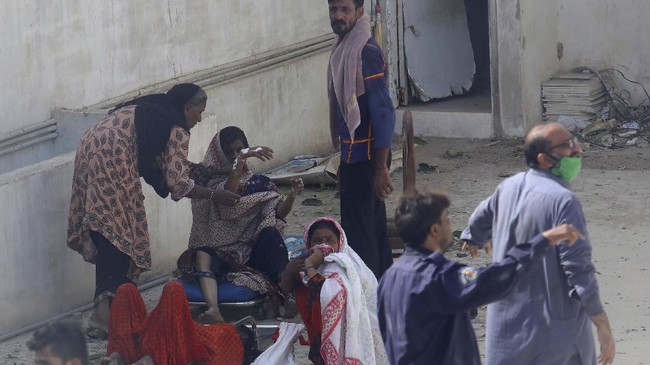 FOTO: Jatuhnya Pakistan Airlines di Karachi