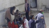 Kecelakaan Pesawat Pakistan Airlines di Karachi Residents of an area hit by a plane crash wait for medical help in Karachi, Pakistan, Friday, May 22, 2020. An aviation official says a passenger plane belonging to state-run Pakistan International Airlines carrying more than 100 passengers and crew has crashed near the southern port city of Karachi. (AP Photo/Fareed Khan)