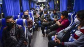 PEMUDIK TERJARING RAZIA PENYEKATAN DI TOL CIKARANG BARAT Calon pemudik yang terjaring razia penyekatan berada di dalam bus yang akan membawa mereka ke Terminal Pulo Gebang, Jakarta, di Pintu Tol Cikarang Barat, Bekasi, Jawa Barat, Kamis (21/5/2020). Calon pemudik yang terjaring razia penyekatan oleh Polda Metro Jaya tersebut dibawa ke terminal Pulogebang untuk kemudian diarahkan kembali menuju Jakarta. ANTARA FOTO/Nova Wahyudi/aww.