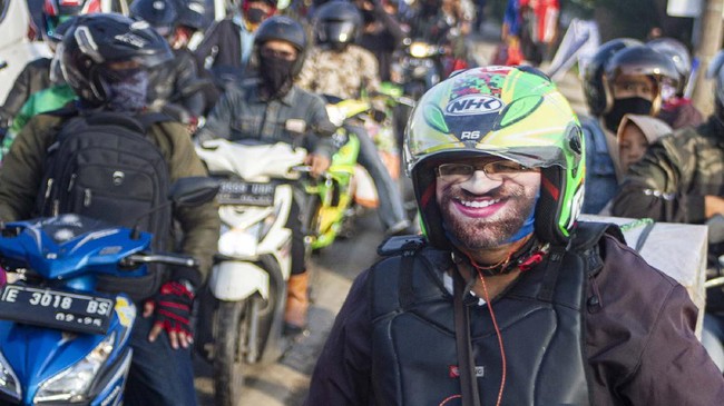 Sejumlah kendaraan memadati jalan menuju titik pemeriksaan pemudik di perbatasan Karawang-Bekasi, Jawa Barat, Jumat (22/5/2020). Pemeriksaan tersebut dilakukan untuk mengantisipasi gelombang pemudik yang akan melintasi jalur Pantura Karawang. ANTARA FOTO/M Ibnu Chazar/pras.