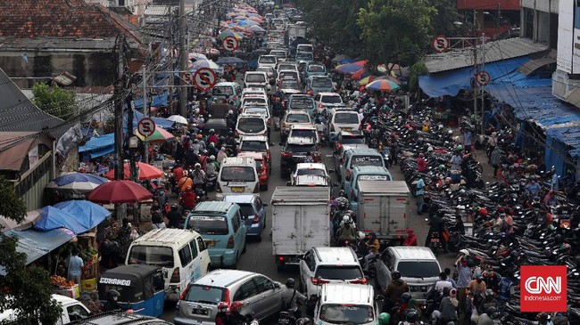 Kepadatan kendaraan dan mobilitas warga di kawasan Pasar Kebayoran Lama, Jakarta, Jumat, 22 Mei 2020. Dua hari menjelang Idul Fitri, sejumlah pasar yang ada di ibukota Jakarta dipenuhi warga untuk mencari kebutuhan sandang dan pangan. CNNIndonesia/Safir Makki