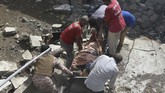 Kecelakaan Pesawat Pakistan Airlines di Karachi Volunteers carry the dead body of a plane crash victim at the site of a crash in Karachi, Pakistan, Friday, May 22, 2020. An aviation official says a passenger plane belonging to state-run Pakistan International Airlines carrying more than 100 passengers and crew has crashed near the southern port city of Karachi. There were no immediate reports on the number of casualties. (AP Photo/Fareed Khan)
