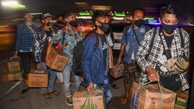 FOTO: Pemudik Terjaring Razia di Tol Cikarang Barat