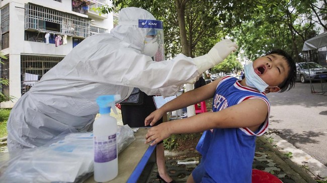 China mengunci wilayah kota Manzhoul, kawasan Mongolia Dalam, dan memerintahkan tes massal setelah mendeteksi lonjakan baru kasus infeksi Covid-19.