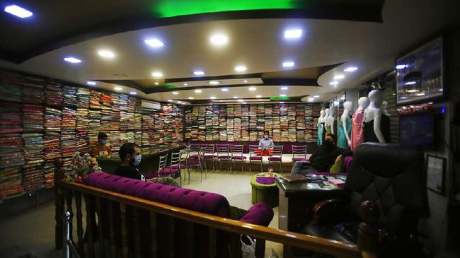 Persiapan Lebaran di Kashmir Kashmiri shopkeepers wearing masks wait for customers ahead of Eid al-Fitr during a nationwide lockdown to control the spread of coronavirus, in Srinagar, Indian controlled Kashmir, Wednesday, May 20, 2020. (AP Photo/Mukhtar Khan)