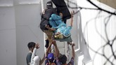Kecelakaan Pesawat Pakistan Airlines di Karachi Volunteers carry an injured person at the site of a plane crash in Karachi, Pakistan, Friday, May 22, 2020. An aviation official says a passenger plane belonging to state-run Pakistan International Airlines carrying more than 100 passengers and crew has crashed near the southern port city of Karachi. (AP Photo/Fareed Khan)