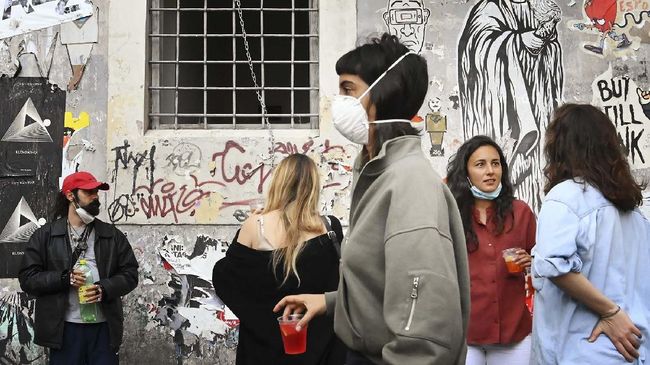 (FILES) In this file photo taken on May 18, 2020 youth enjoy an aperitif drink in the Trastevere district of Rome, as the country eases its lockdown after over two months, aimed at curbing the spread of the COVID-19 infection, caused by the novel coronavirus. - The sun is shining and it feels like summer. For many Italians, that means one thing -- Aperol spritzes at a terrace cafe with friends. But just days after most coronavirus lockdown restrictions were lifted, authorities are saying not so fast. (Photo by Alberto PIZZOLI / AFP)