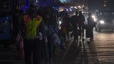 PEMUDIK TERJARING RAZIA PENYEKATAN DI TOL CIKARANG BARAT Petugas kepolisian mengarahkan calon pemudik yang terjaring razia penyekatan untuk menaiki bus yang akan membawa mereka ke Terminal Pulo Gebang, Jakarta, di Pintu Tol Cikarang Barat, Bekasi, Jawa Barat, Kamis (21/5/2020). Calon pemudik yang terjaring razia penyekatan oleh Polda Metro Jaya tersebut dibawa ke terminal Pulogebang untuk kemudian diarahkan kembali menuju Jakarta. ANTARA FOTO/Nova Wahyudi/aww.