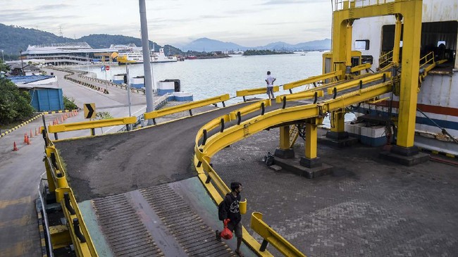 Arus penyeberangan di Pelabuhan Bakauheni terpantau lengang. Angkutan penyeberangan didominasi kendaraan truk yang mengangkut logistik.