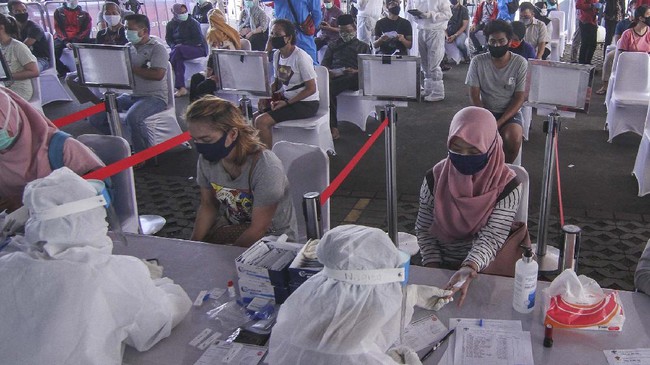 Petugas Medis mengambil sampel darah warga saat rapid test massal di Depok, Jawa Barat, Jumat (22/5/2020). Badan Intelijen Negera (BIN) menggelar tes diagnostik cepat (rapid rest) massal secara gratis kepada warga Kota Depok sebanyak 500 orang guna mendeteksi kesehatannya dan mengantisipasi penyebaran COVID-19. ANTARA FOTO/Asprilla Dwi Adha/pras.