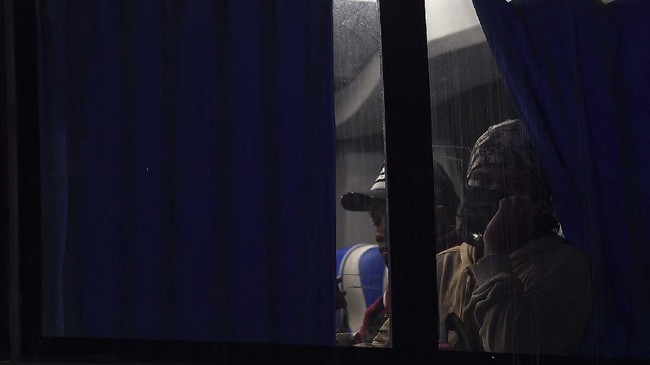 FOTO: Pemudik Terjaring Razia di Tol Cikarang Barat