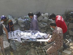 Video Penampakan Pesawat Jatuh di Permukiman Karachi, Tinggal Puing