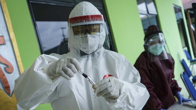 Petugas kesehatan mengambil sampel darah seorang pedagang Pasar Besar saat digelar tes diagnostik cepat atau rapid test di Markas Kodim 1016, Palangkaraya, Kalimantan Tengah, Jumat (22/5/2020). Tes diagnostik cepat yang digelar Pemerintah Kota dan Kodim 1016 Palangkaraya terhadap warga serta pedagang di Pasar Besar tersebut mengetahui kondisi kesehatan mereka, setelah ditemukan kasus enam positif COVID-19 yang merupakan pedagang di pasar tersebut. ANTARA FOTO/Makna Zaezar/wsj.