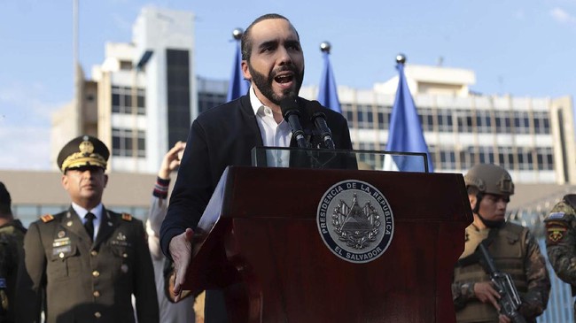 Presiden El Salvador Nayib Bukele angkat bicara soal kejatuhan harga bitcoin dengan menyarankan investor berhenti lihat grafik. Ia minta mereka menikmati hidup.