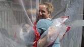 Nyalang Edisi 23 Mei 2020 Carolyn Ellis (R) hugs her mother Susan Watts using the
