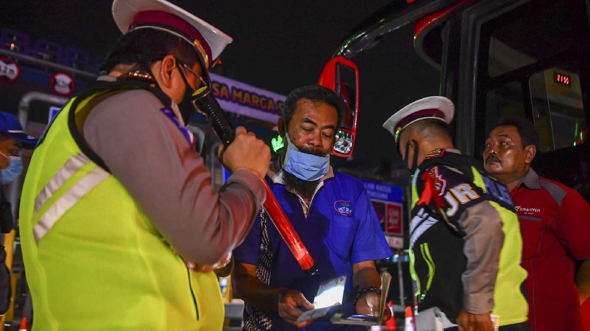 FOTO: Pemudik Terjaring Razia di Tol Cikarang Barat