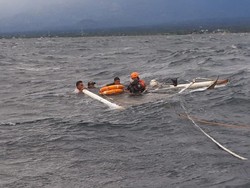Perahu Terbalik, 2 Nelayan 4 Jam Terombang-ambing di Lautan Sulsel