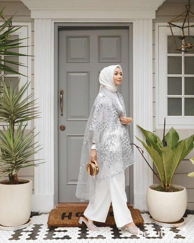 Outfit Lebaran Kulot dengan Atasan Oversize dan Hijab