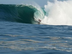 Wisata Selancar di Pantai Krui, Lampung yang Tersembunyi