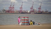 Nyalang Edisi 23 Mei 2020 A family enjoys the sunshine on New Brighton Beach, Merseyside in north west England on May 16, 2020, following an easing of lockdown rules in England during the novel coronavirus COVID-19 pandemic. - People are being asked to