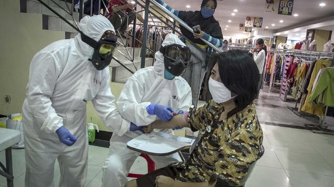 Petugas Dinas Kesehatan Kota Sragen mengambil sampel darah untuk dilakukan rapid test kepada karyawan dan pengunjung Pusat Perbelanjaan di Sragen, Jawa Tengah, Jumat (22/5/2020). Rapid test tersebut dilakukan guna mengantisipasi penularan COVID-19 di pusat perbelanjaan yang mulai ramai dikunjungi warga untuk berbelanja kebutuhan Lebaran. ANTARA FOTO/Mohammad Ayudha/pras.
