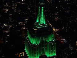 Aksi Spesial Gedung Empire State Sambut Idul Fitri