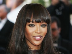 Naomi Campbell Bikin Heboh, Jalan-jalan di Stasiun Kereta Tanpa Busana