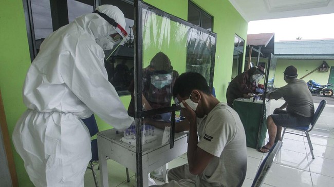 Meski enam stafnya dinyatakan positif Covid-19, kantor Kecamatan Bubutan, Kota Surabaya, tetap beroperasi seperti biasa.