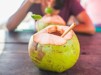 7 Manfaat Air Kelapa untuk Ibu Menyusui & Bayi, Hidrasi hingga Imunitas