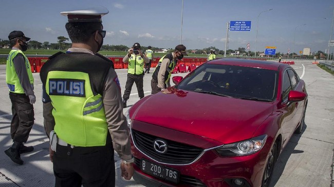 Petugas Kepolisian Polresta Sragen memeriksa kendaraan yang keluar tol melalui Gerbang Tol Sragen, Jawa Tengah, Jumat (22/5/2020). Pemeriksaan tersebut sebagai upaya penyekatan pemudik yang hendak masuk Sragen untuk memutus rantai penyebaran COVID-19. ANTARA FOTO/Mohammad Ayudha/prs.