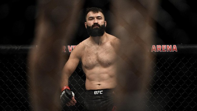 JACKSONVILLE, FLORIDA - MAY 13: Andrei Arlovski of Belarus looks on against Philipe Lins of Brazil in their Heavyweight bout during UFC Fight Night at VyStar Veterans Memorial Arena on May 13, 2020 in Jacksonville, Florida.   Douglas P. DeFelice/Getty Images/AFP