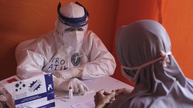 PETUGAS GUGUS TUGAS COVID-19 IKUTI RAPID TES Petugas medis melakukan tes diagnostik cepat (rapid test) kepada petugas posko dukungan operasi Gugus Tugas COVID-19 Pemerintah DIY di Pusdalops BPBD DIY, Baciro, DI Yogyakarta, Jumat (22/5/2020). Rapid test tersebut dilakukan guna mengantisipasi penularan COVID-19 di lingkungan kerja petugas posko dukungan operasi Gugus Tugas COVID-19 Pemerintah DIY pada saat melaksanakan tugas. ANTARA FOTO/Hendra Nurdiyansyah/wsj.