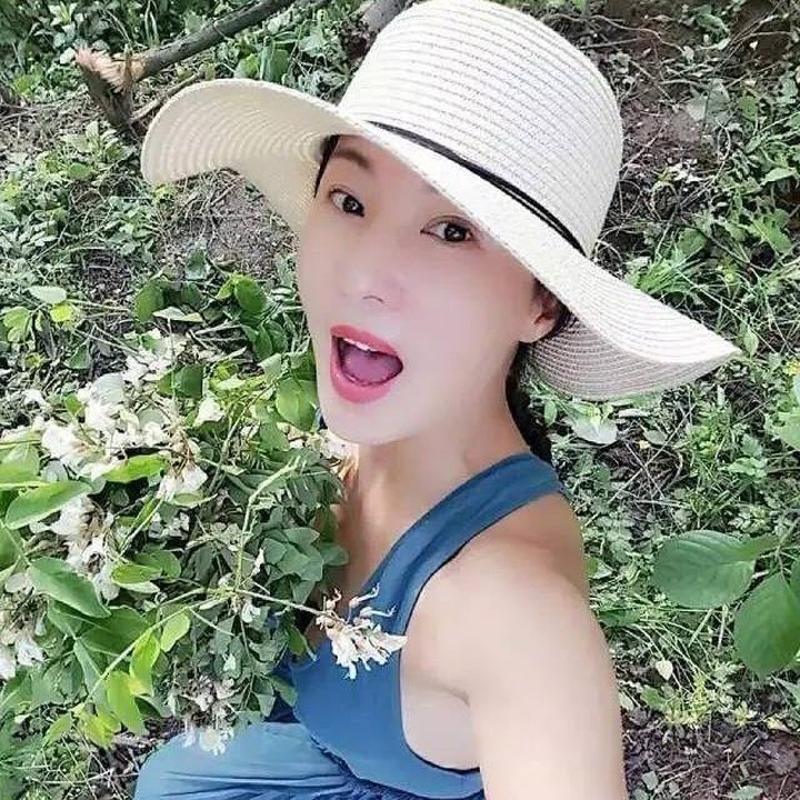 Punya wajah cerah dan tubuh kencang, Liu Yelin yang sudah di atas 50 tahun tampil bak wanita muda. Bahkan sering disangka pacar sang anak. (Foto: Instagram @queenyelin)