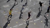 Nyalang Edisi 23 Mei 2020 Pupils play in the school yard of the Saint Germain de Charonne school in Paris on May 14, 2020, as primary schools in France re-open this week and the country eases lockdown measures taken to curb the spread of the COVID-19 (the novel coronavirus). (Photo by FRANCK FIFE / AFP)